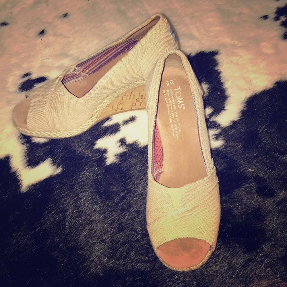 TOMS Wedges 🌼